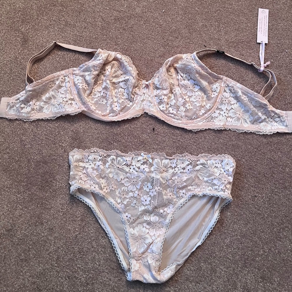 Victoria’s Secret Bra Set! Never worn!
